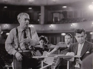 Compositor ARAM KHATCHATURIAN fotografía original dirigiendo a Ganaye en Viena - Imagen 1 de 1