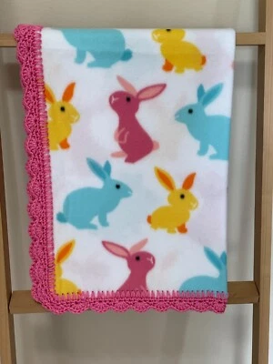 Nueva manta polar hecha a mano conejito conejos bebé niño pequeño con bordes de ganchillo Foto 1 de 3