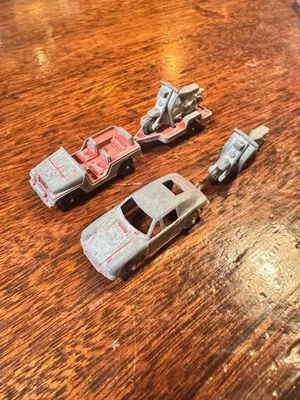 VINTAGE TOOTSIETOY 1960'S LAMBRETTA VESPA SCOOTERS W/ TRAILER JEEP PORSCHE LOT - Image 1 of 4
