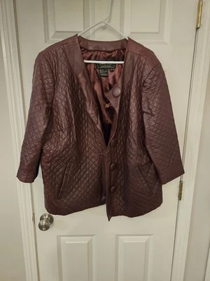 Chaqueta acolchada de cuero borgoña con cierre de botones Foto 1 de 4