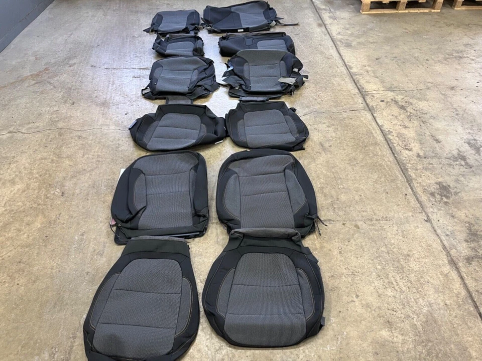 FUNDAS DE ASIENTO DE TELA NEGRAS ÉBANO ORIGINALES DE FÁBRICA OEM CHEVROLET TRAVERSE 2021 Foto 1 de 4