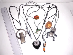 Konvolut Schmuck Anhänger an Bändern Symbole Herz Panda Delphin Metall Holz 160g - Bild 1 von 16
