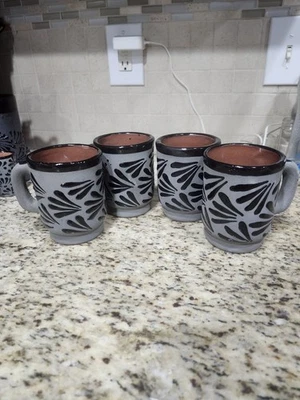 Juego de tazas de café artesanales mexicanas negras sobre grises Foto 1 de 4