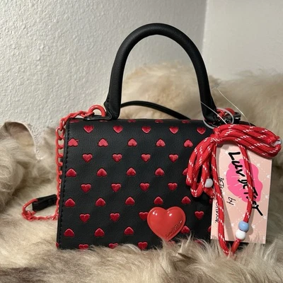 Bandolera Betsey Johnson Evie nueva con etiquetas - negra con corazones cosidos rojos Foto 1 de 4