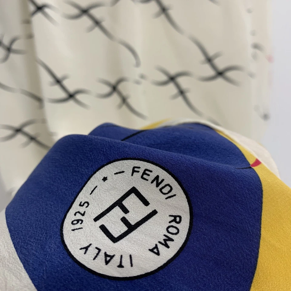 Pañuelo de seda cuadrado blanco geométrico fendi roma 27/26 pulgadas #A41 Foto 1 de 4
