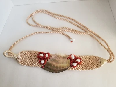 Cinturón de corbata trenzado con caparazón de abulón natural champán/crema con detalles de cuentas/cáscara  Foto 1 de 4