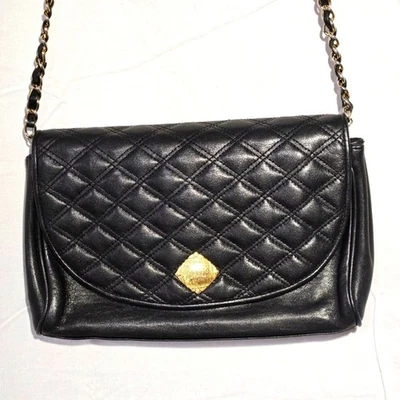 Bolso de hombro y bolsa antipolvo Monet vintage de cuero acolchado negro con correa de cadena tejida Foto 1 de 4