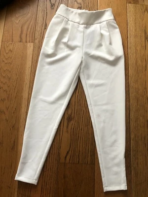 Calça cônica feminina off white ODD MUSE LONDRES MÉDIA NOVA COM ETIQUETAS - Imagem 1 de 4