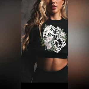 Darc Sport Native Wolf Gwen kurz geschnittenes Sweatshirt mit Rundhalsausschnitt schwarz Damen Small - Bild 1 von 6