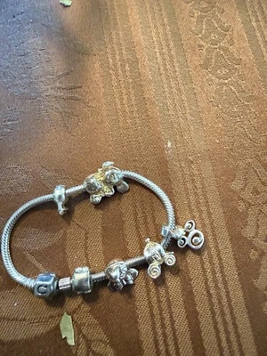 Pulsera Pandora Disney Con 6 Dijes Minnie & Mickey Eeyor Carrusel Foto 1 de 4