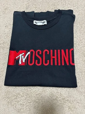 Camiseta H&M Moschino Collab tamanho M preta - Imagem 1 de 3