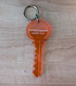 Llavero cuadrado cuáquero naranja transparente vintage Akron Ohio RARO - Imagen 1 de 2