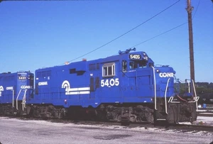 CONRAIL 5405 GP8 LUNGO-LUNGO-RITIRATO @ AKRON, OH 1985 SLIDE 35MM - Foto 1 di 1