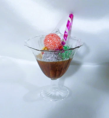 Cucharadas de helado y refresco de cerveza de raíz con adorno colgante de pajita Foto 1 de 4