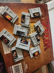 Super Nintendo Mini Cartridge Keychain Donkey Kong, Top Gear - Picture 1 of 3