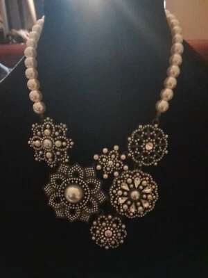 Collar estilo babero de perlas y flores de imitación saqueo.  Foto 1 de 4
