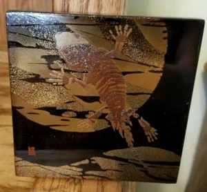 Schönes altes asiatisches lackiertes Holzgemälde einer Eidechse signiert 5" x 5" - Bild 1 von 7