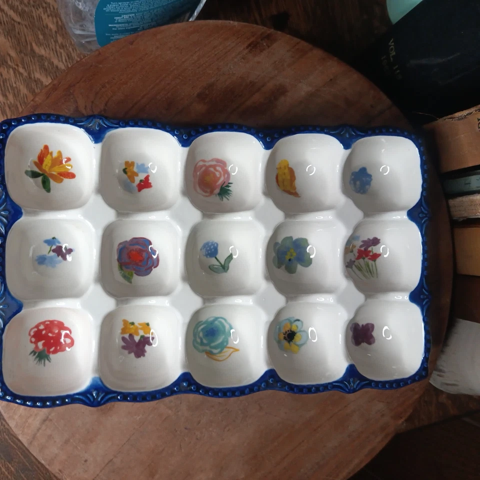 Soporte para 15 huevos de gres Celia The Pioneer Woman en bandeja floral azul cobalto Foto 1 de 4