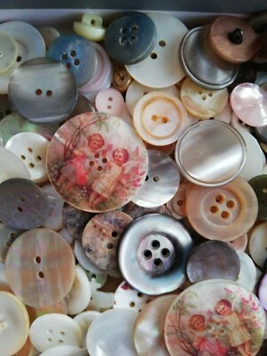 Knopf/Kurzwaren,330 STÜCK, Perlmutt etc. Gemischt-über Jahre gesammelt! - Bild 1 von 4