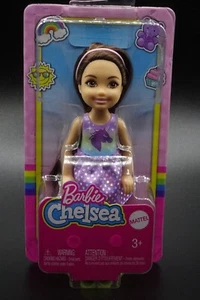 2020 Mattel Barbie Club Chelsea Mädchen Puppe mit lila Einhorn T-Shirt dunkles Haar - Bild 1 von 10