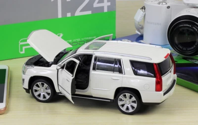 1/24 Welly FX 2017 Cadillac Escalade White Diecast Model Car 24084W-WH - Image 1 of 2