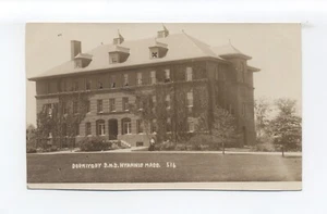 Foto postal Hyannis MA RPPC, mujer caminando frente al dormitorio, recortada - Imagen 1 de 2