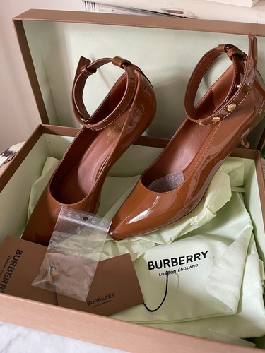 Burberry decolte alla caviglia tacco a gattino aneto pelle verniciata marrone 36 5 NUOVE CON SCATOLA