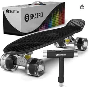 Skatro Mini Cruiser Skateboard. 22x6 Zoll Retro-Stil Kunststoffplatte wird komplett geliefert - Bild 1 von 3