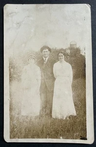 Cartolina d'epoca vera foto RPPC uomo e due donne ambientazione fattoria c1910 - Foto 1 di 2
