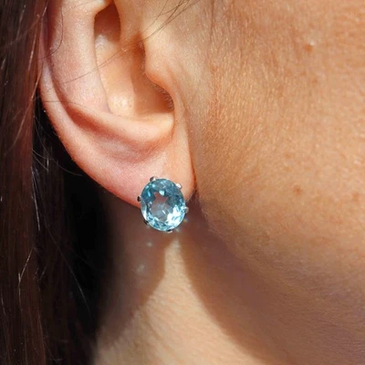 Aretes de 4 quilates de corte ovalado creados en laboratorio aguamarina azul chapados en oro blanco de 14 quilates Foto 1 de 4