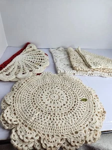 Vintage 10 Häkeldeckchen 1 rot 9 creme Baumwolle Handarbeit Spitze verschiedene Größen - Bild 1 von 18