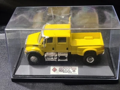 Pickup Malibu International CXT 1/64 amarillo en vitrina Foto 1 de 3