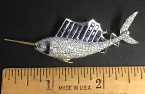 Pin Pez Vela, Diamantes, Zafiro, 8.1 DWT 18K, Peso 15 gramos - Imagen 1 de 1
