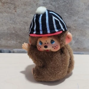 De colección Monchhichi Mono Marrón Rojo Sombrero Clip En Abrazador Pluma Lápiz Peluche - Imagen 1 de 10