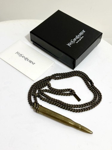 SAINT LAURENT (YSL) Collana YSL Yves Saint Laurent in ottone con incisione a proiettile. Prezzo consigliato: £ 425