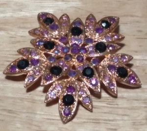 Strass Blumen Brosche = schwarze Perlen mit rosa & lila Strasssteinen - Bild 1 von 3