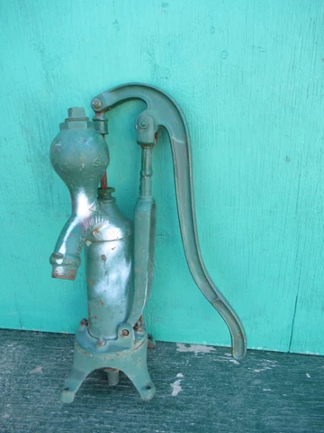 GREAT OLD Cast Iron BROCKVILLE Hand WATER PUMP with  CYLINDER GREAT DECORATION Cover