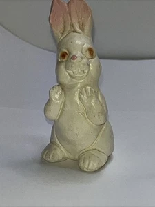Statuina coniglietto vintage coniglietto gesso 3 1/2” H anni 40 occhi rosa naso orecchie - Foto 1 di 9