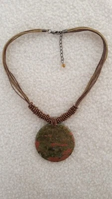 Collar colgante de jaspe natural Unakita con cuentas de semillas de bronce 14-15,5 pulgadas Foto 1 de 4