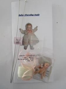 Strickset zum Basteln eines Puppenhauses Maßstab 1:12 Set Babykleidung + Puppe - Bild 1 von 11
