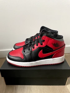 Nike Air Jordan 1 Mid Banned Gs - 554725-074 black/gym red/white NEU - Bild 1 von 1