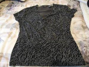 New York and Company, schwarz mit weißen Punkten, Stretch Strick Shirt Gr. S - Bild 1 von 4