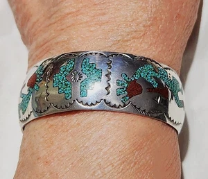 Brazalete ancho Zuni con incrustaciones de turquesa coral astillado plateado Bennie Bowekaty - Imagen 1 de 11