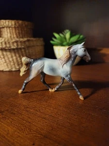 Breyer 2022 Stablemate Collectors Club Prince Charming Phineas #712434 Neu in OVP grau - Bild 1 von 6