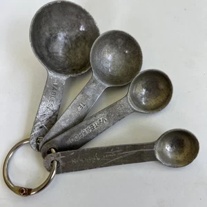 Vtg Set 4  Metal Measuring Spoons on Ring Short Patina Farmhouse French Cottage - Picture 1 of 15