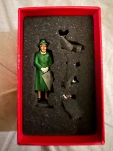 King & Country TRO15 Queen Elisabeth and Corgis in Green Dress NIB Sold Out - Picture 1 of 22