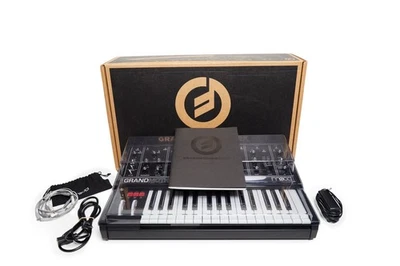 Sintetizador semimodular oscuro Moog Grandmother (con Decksaver) Foto 1 de 4