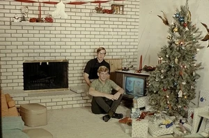 Diapositiva fotográfica vintage 1968 árbol de Navidad adolescentes niños hermanos - Imagen 1 de 2