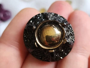 Bouton ancien en verre noir doré légèrement ovale 2,5 sur 2,6 cm D10L - Picture 1 of 5