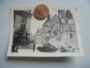 Foto wohl Frankreich Beute Panzer Tank in zerstörter Stadt - Picture 1 of 2